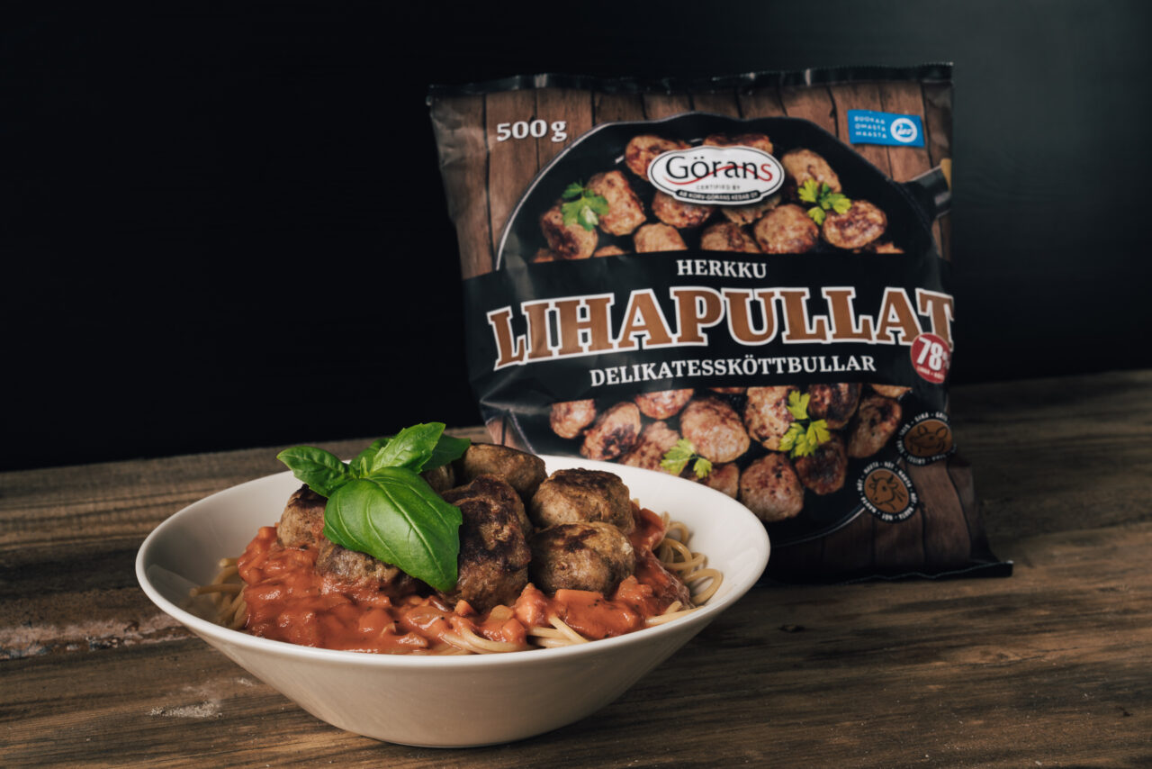 Lihapullapasta tomaattikastikkeessa
